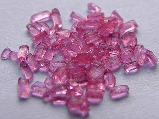 Neodym-dotiertes Yttrium-Aluminat (Nd:YAG)-Kristall